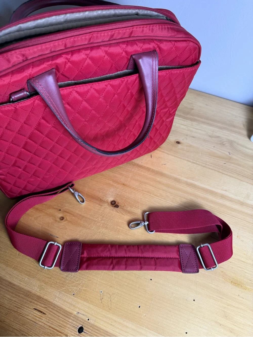 Brookstone Red Quilted Laptop Work Bag Briefcase Pockets‎ With Crossbody Strap